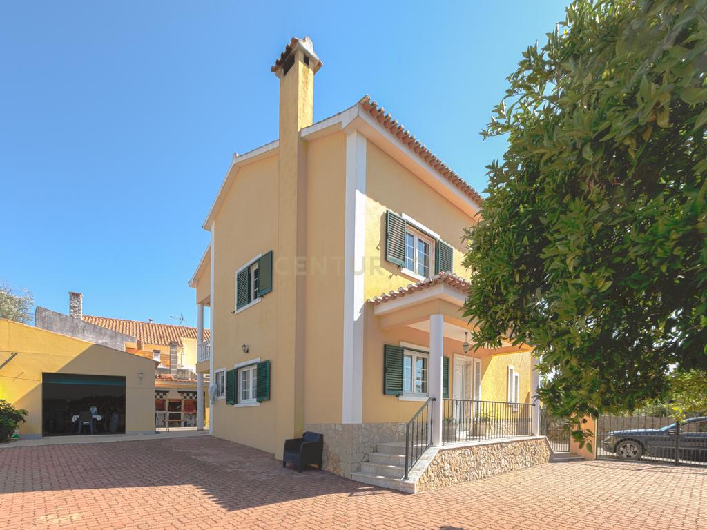Moradia T4 Isolada com Jardim e Garagem em Olalhas – Tomar - Image 2