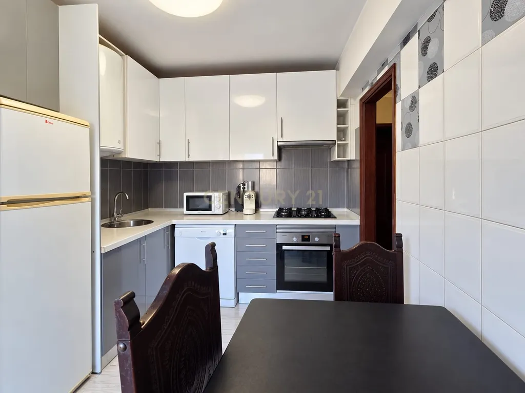 Apartamento T3+1 com área útil de 121,50 m² , varanda, lugar de garagem localizado em São Pedro da Cova, Gondomar. - Image 6