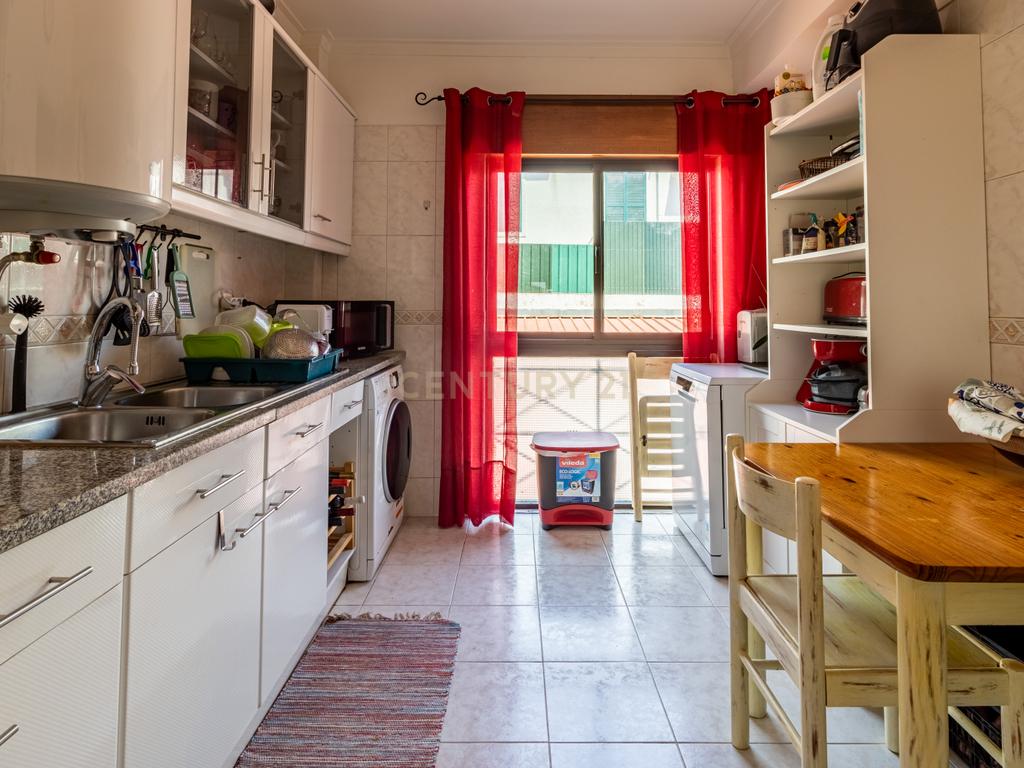 Apartamento T3 Espaçoso e Luminoso em Zona Tranquila de Sesimbra - Image 10