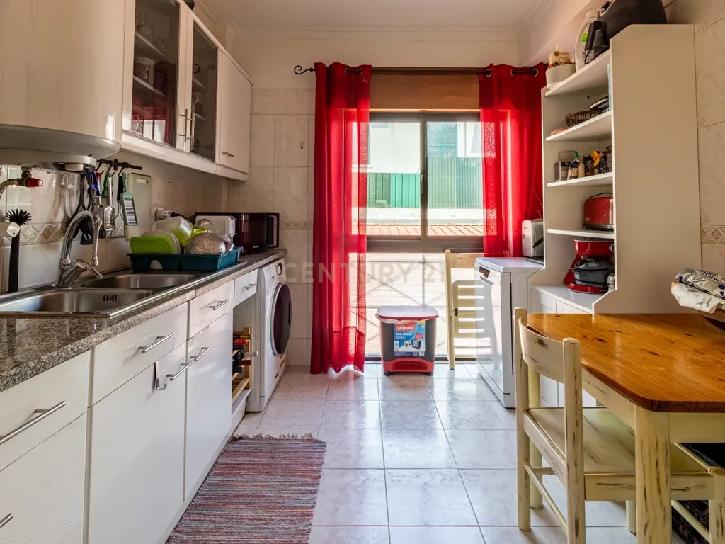 Apartamento T3 Espaçoso e Luminoso em Zona Tranquila de Sesimbra - Image 10
