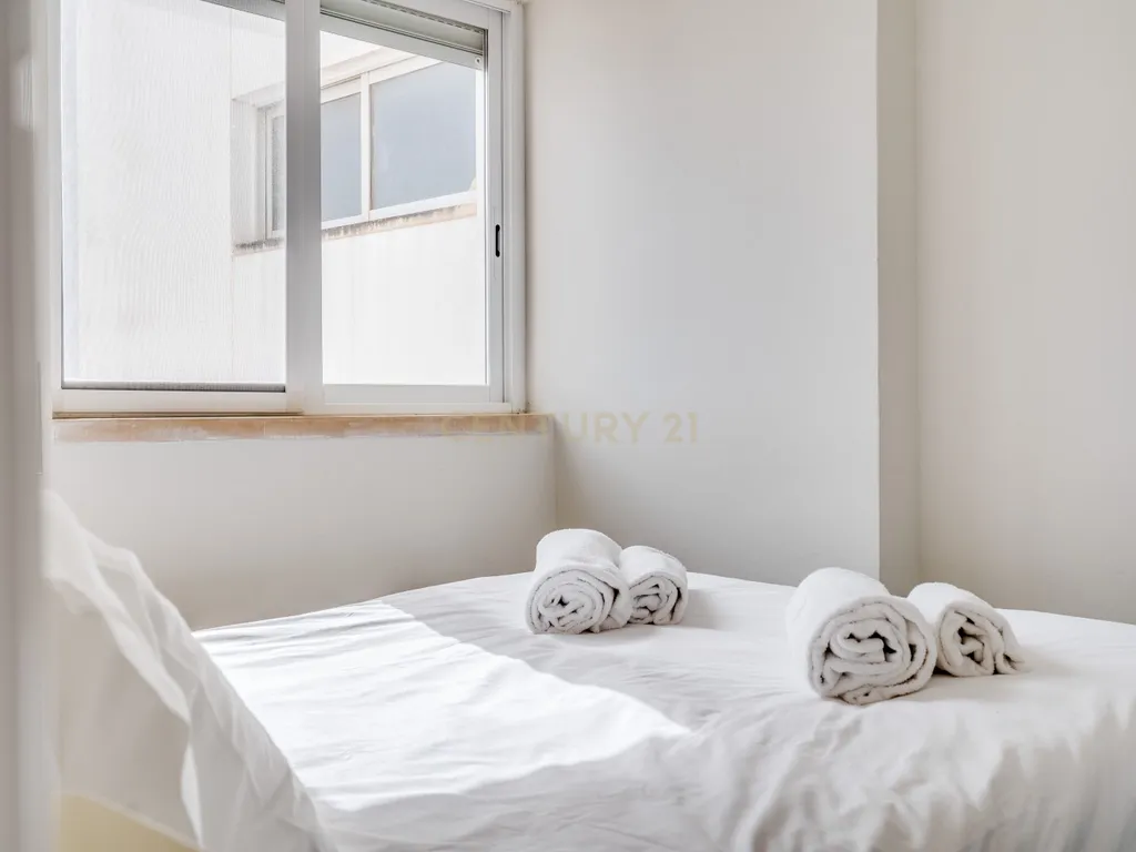 Apartamento T1 com Vista Rio Deslumbrante | AL | Terraço Comum | Estacionamento no Edifício | Como Novo - Image 16