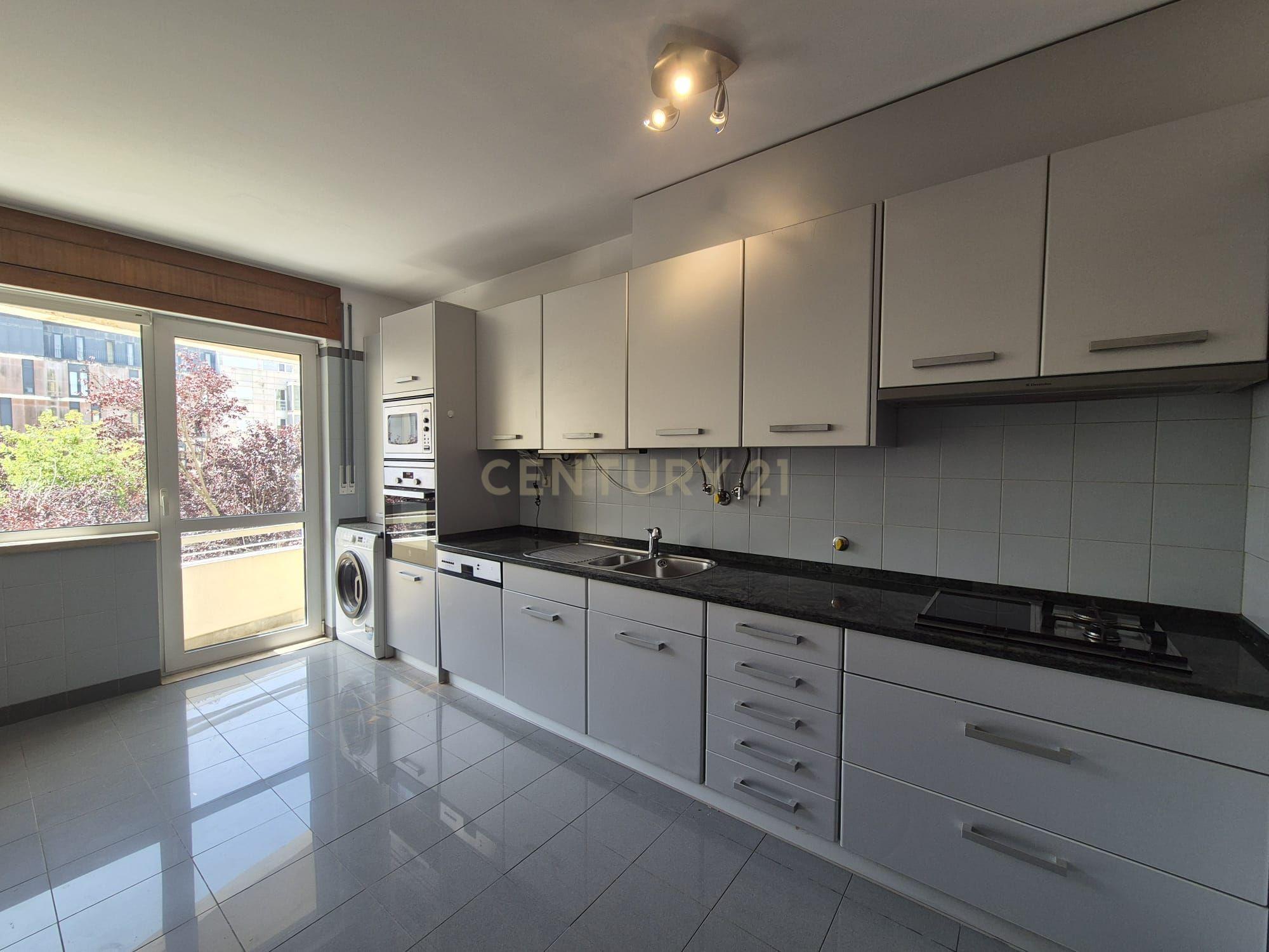 Fotografia 12 de Espaçoso Apartamento T4 no Parque das Nações, Lisboa, com Garagem