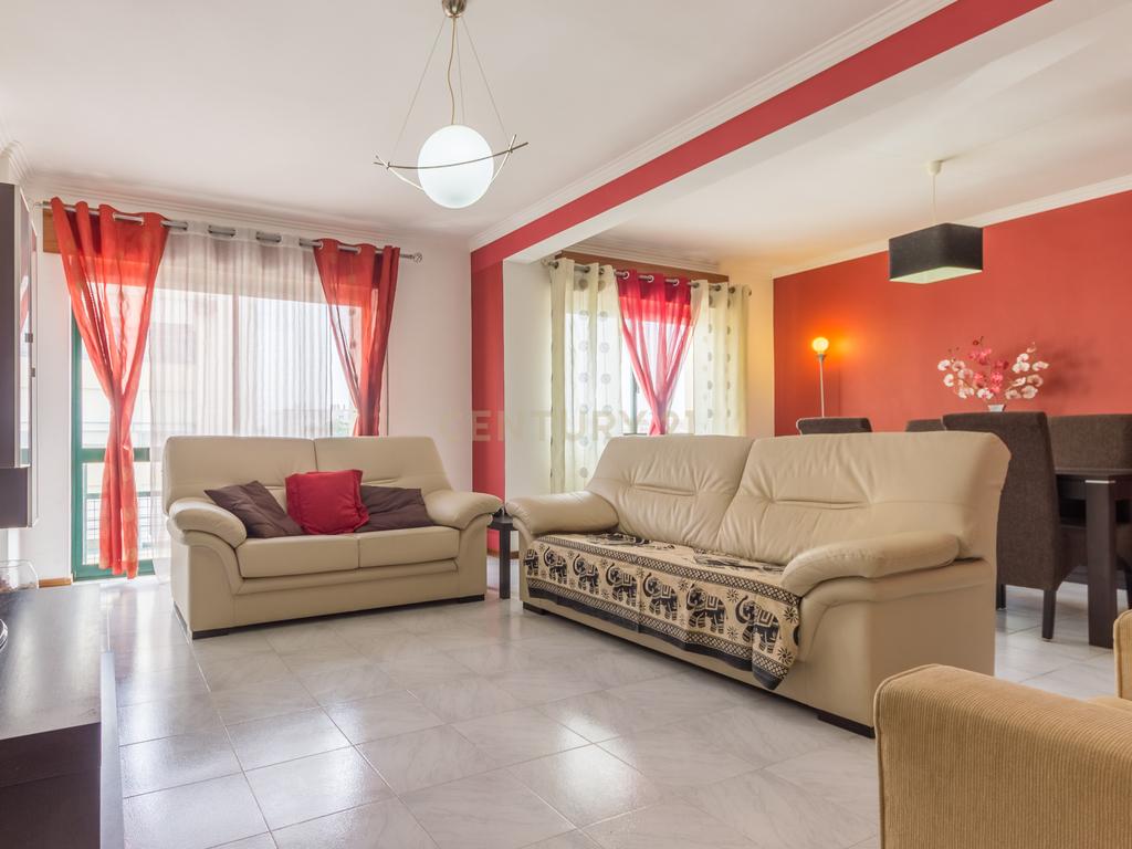 Apartamento T4 transformado em T3, na Baixa da Banheira com boa exposição solar - Image 2