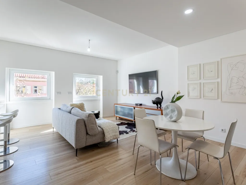 Apartamento T2 transformado em T3 com charme único em Alvalade - Image 2