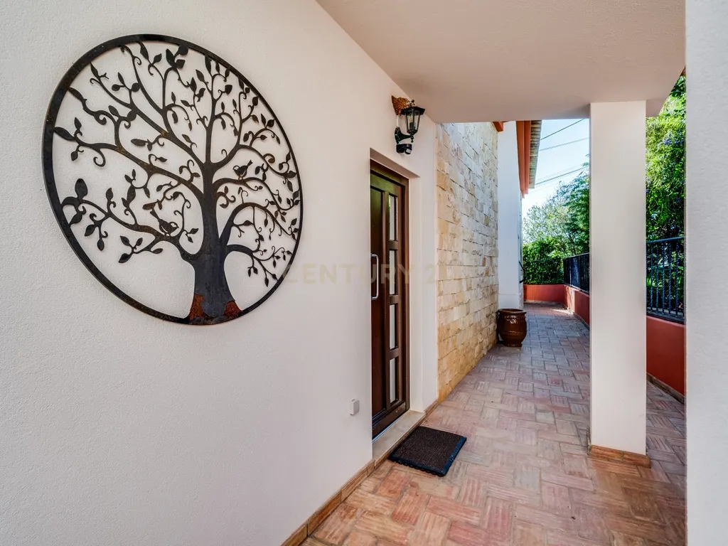 Propriedade com três habitações, piscina aquecida e sauna, num terreno de 10.000 m² - Image 2