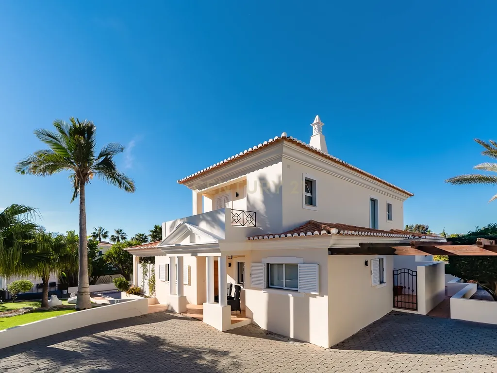 Moradia T4 em Ferragudo, próxima a praias, com Piscina aquecida, Bar e Lounge Exterior - Image 17