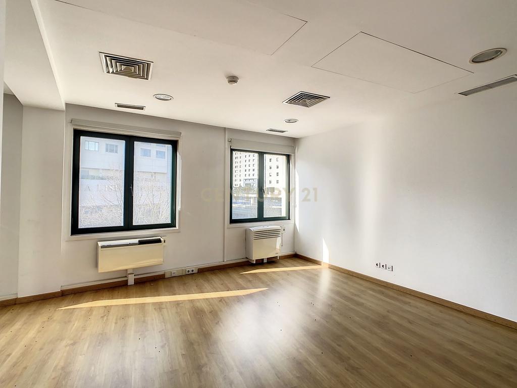 Escritório com 55 m2 na Av. Columbano Bordalo Pinheiro, Lisboa - Image 18