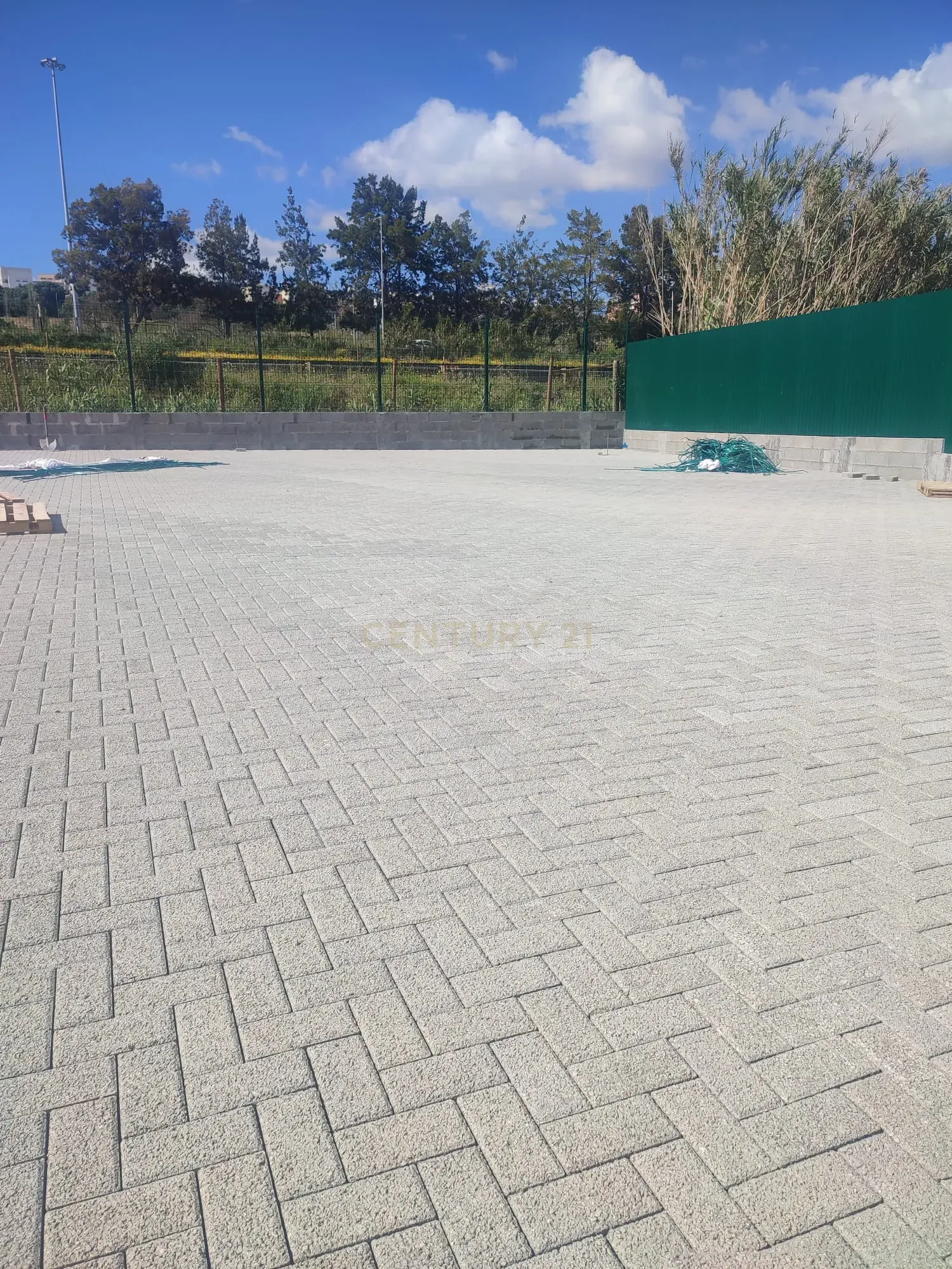 Cedência Espaço de terreno com uma área útil de 700 m² em Almada com visibilidade para a IC20. - Image 15