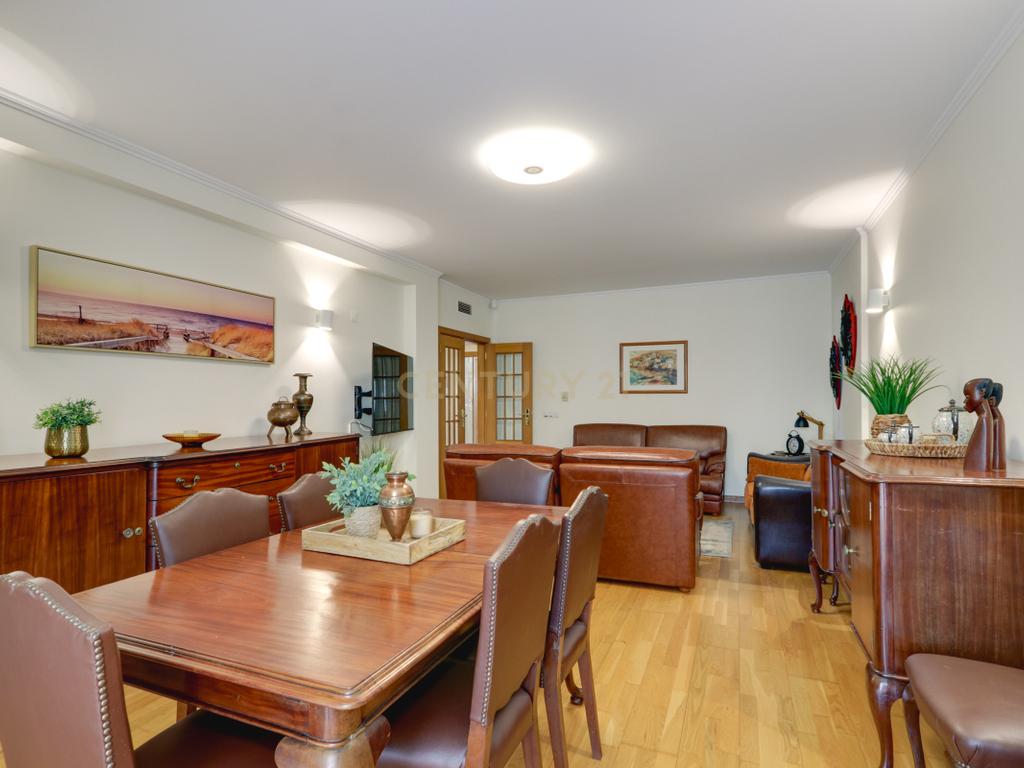 Apartamento T3 no Montijo | 143m2 área bruta útil | 2 garagens e elevador - Image 12