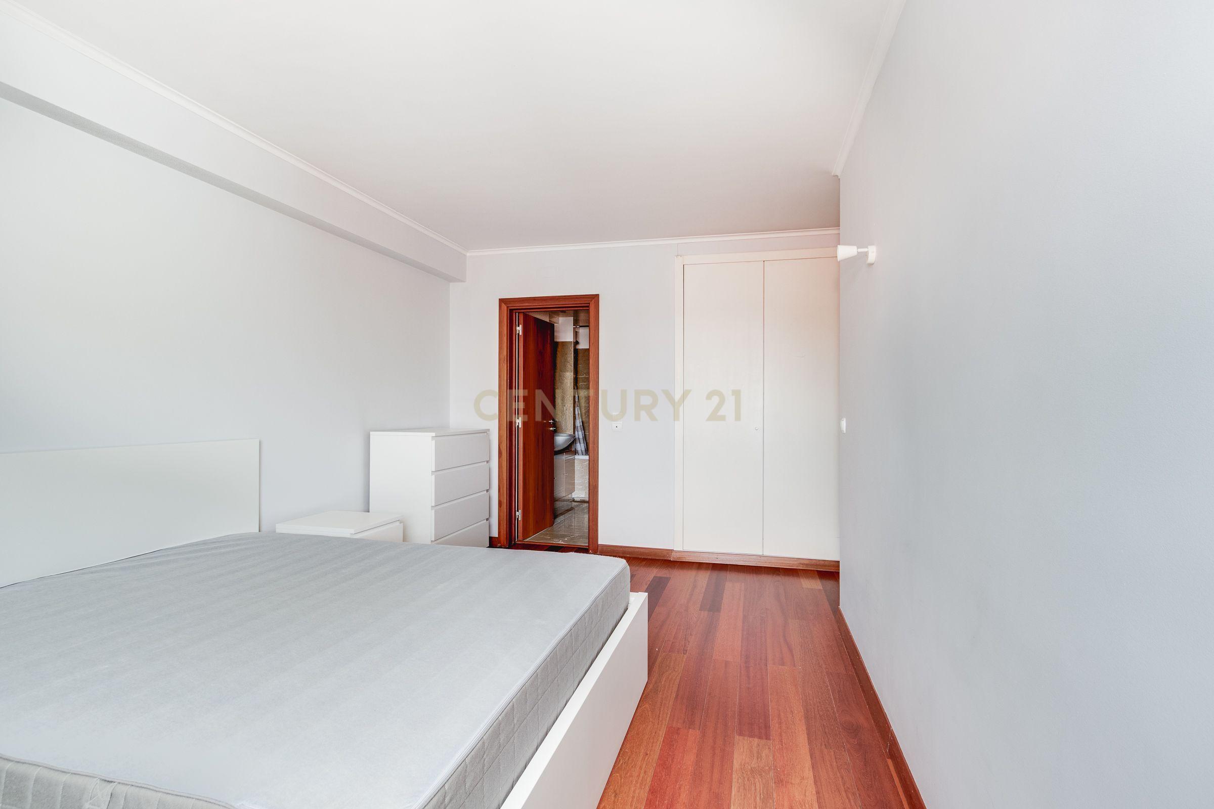 Apartamento T2 com Vista Panorâmica em Lisboa - Image 19