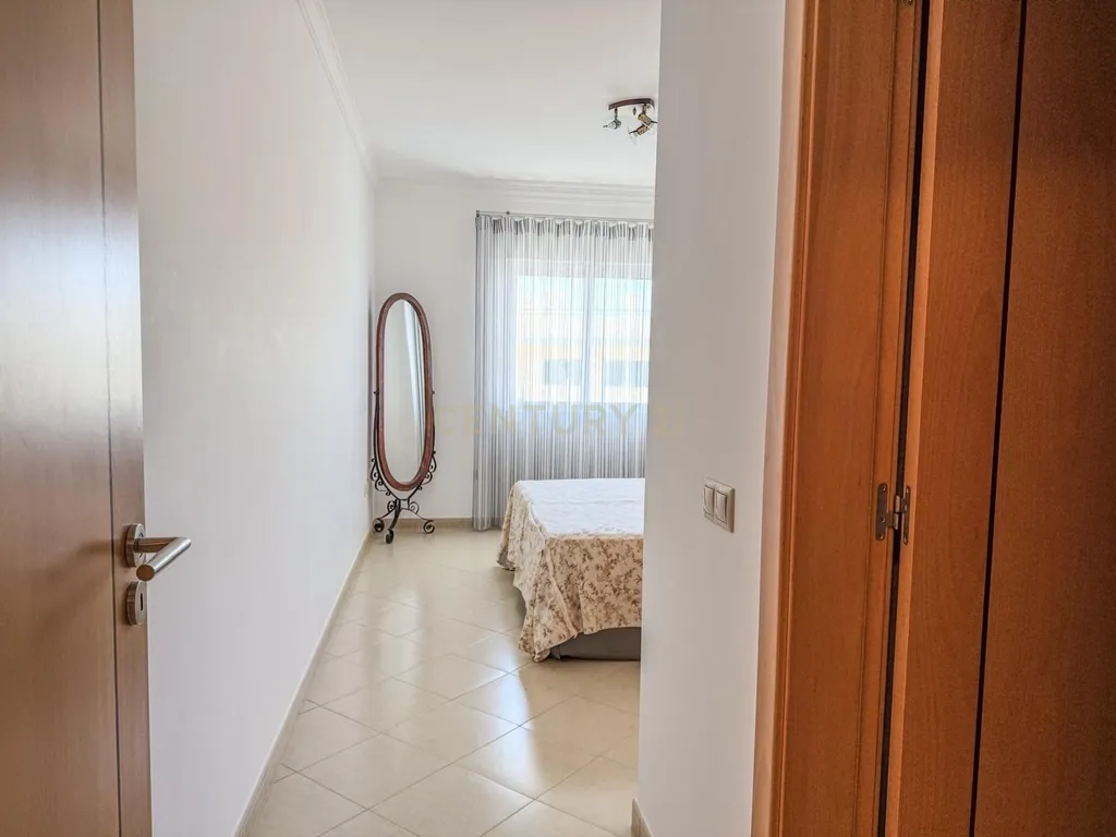 Espaçoso apartamento T2 com varanda em Armação de Pêra, Silves. - Image 6