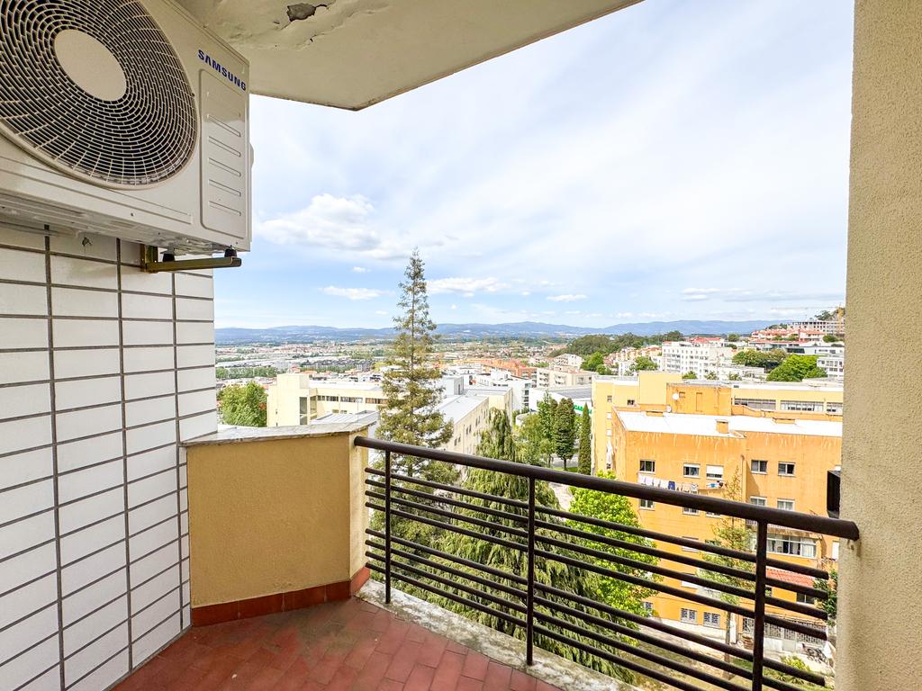 Apartamento T3 Remodelado com garagem em Braga | Próximo do Centro Histórico - Image 25