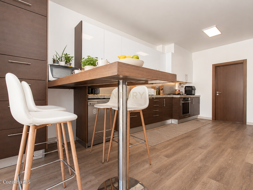 T4 DUPLEX COM 288,50 M², TERRAÇO PRIVATIVO DE 310 M² E ESTACIONAMENTO PARA 7 CARROS — A POUCOS MINUTOS DE LEIRIA - Image 9