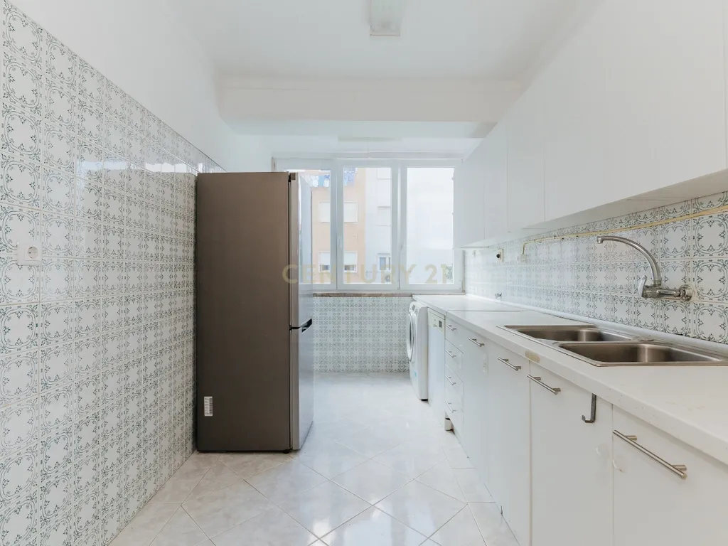 Apartamento T2 em Linda-a-Velha - Image 7