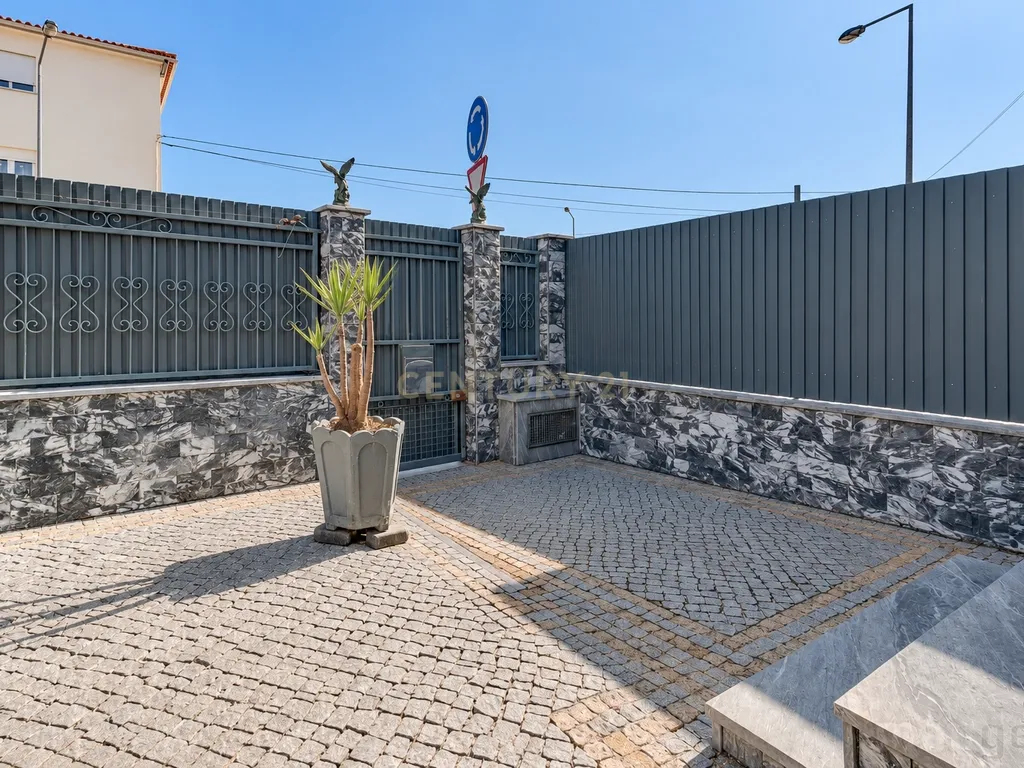 T2+2 Renovado com Sótão, Espaço Exterior e Garagem — Centro de Tires - Image 20