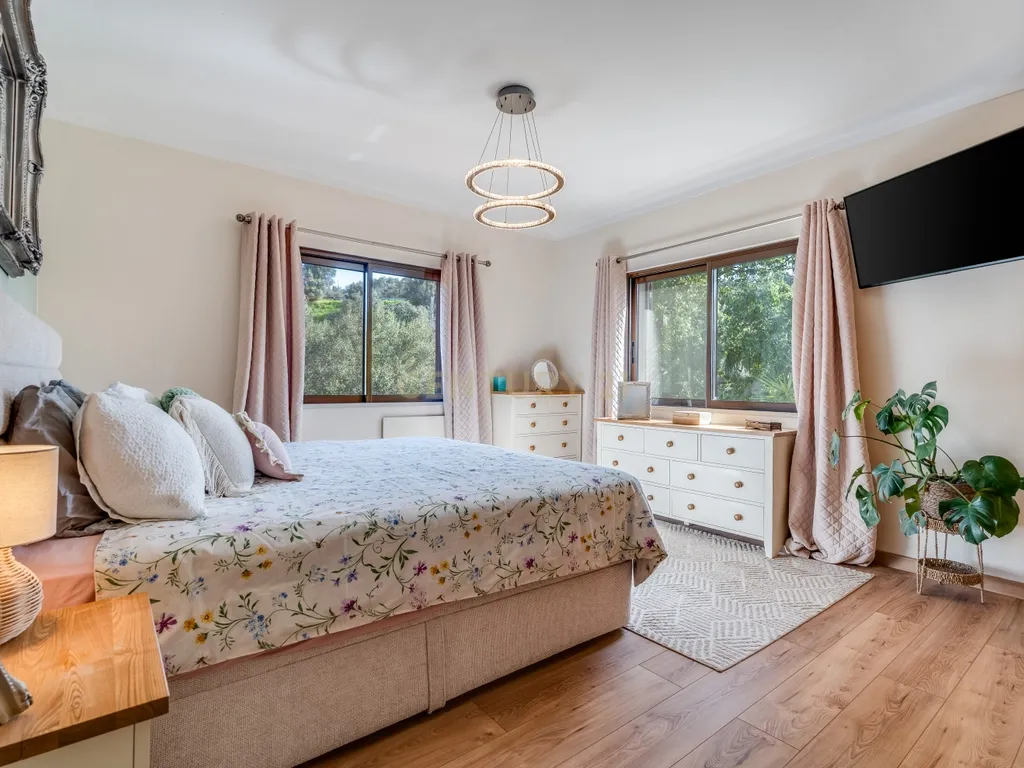 ESPETACULAR MORADIA COM PISCINA, GARAGEM, JARDIM E TERRENO - Image 18