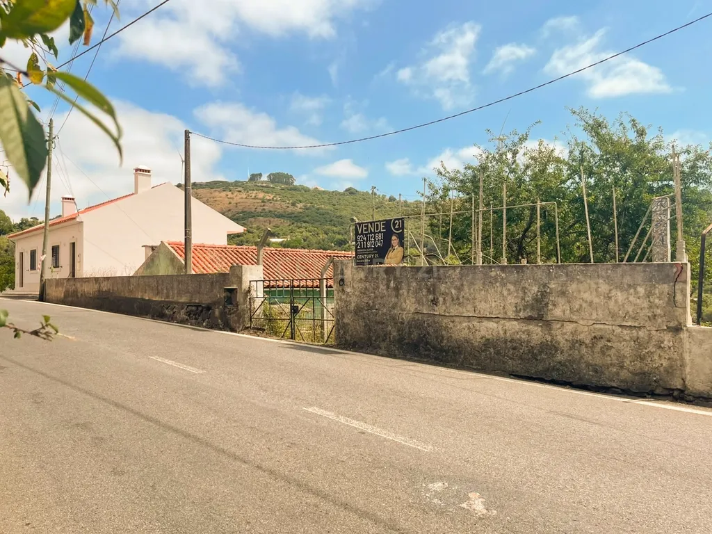 Moradia com Anexo e Terreno de 242 m² | Oportunidade de Reabilitação em Santo Estêvão das Galés - Image 2