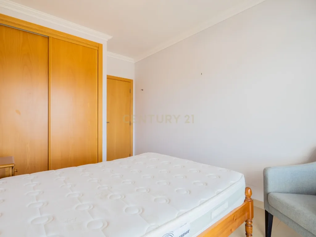 Apartamento Duplex em condomínio privado com piscina, e grande zona verde. - Image 24
