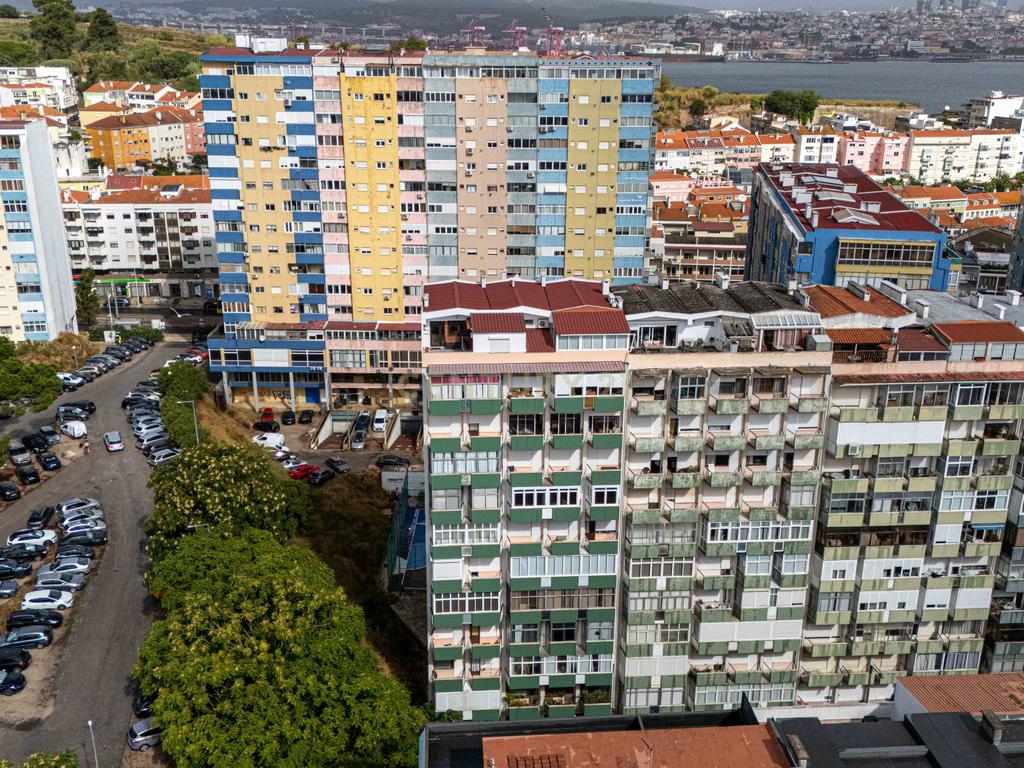 T3 Totalmente Remodelado com Vista Rio | Cacilhas, Almada - Image 27