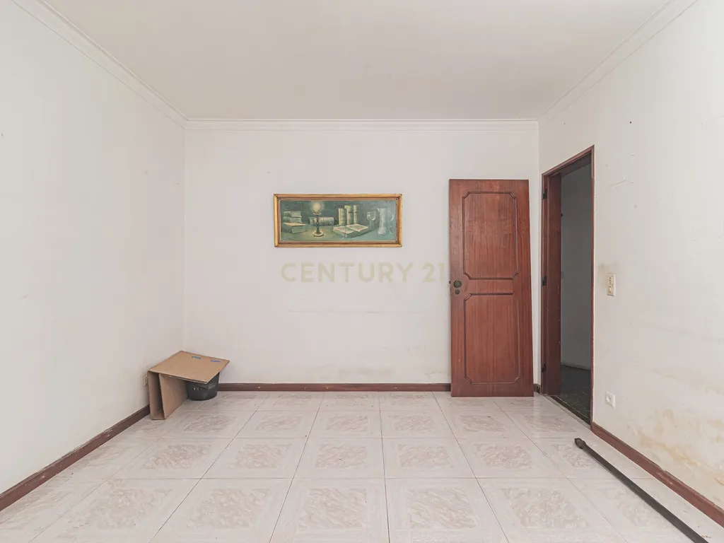 Moradia T5 com 220m2 no centro de Linda-a-Velha - Image 26