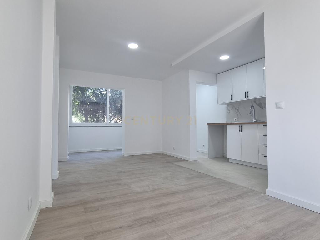 Apartamento Renovado T3 na Torre, Cascais - Image 1