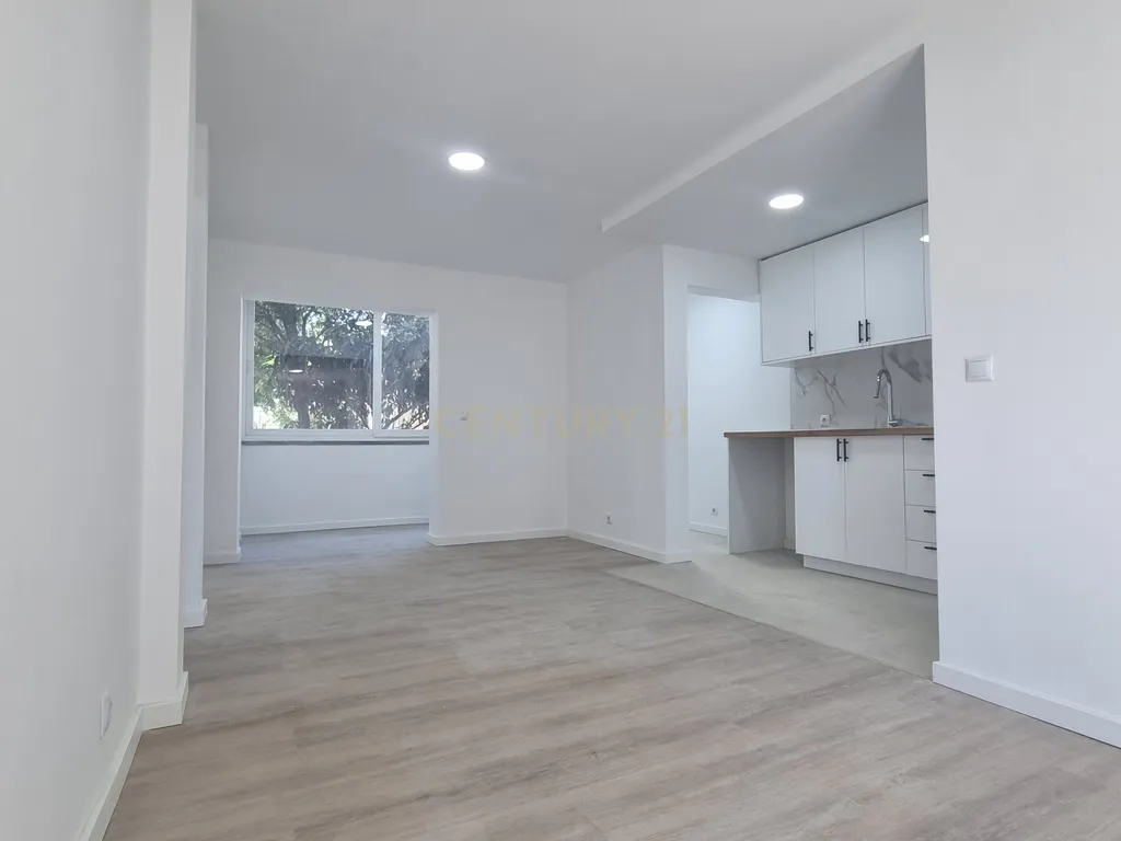 Apartamento Renovado T3 na Torre, Cascais - Image 1