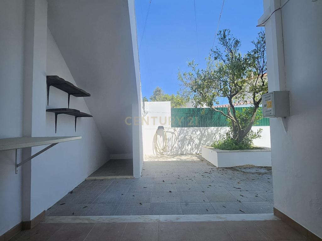 Moradia Bifamiliar T4 com Quintal e Garagem no Bairro das Nogueiras, Évora - Image 30