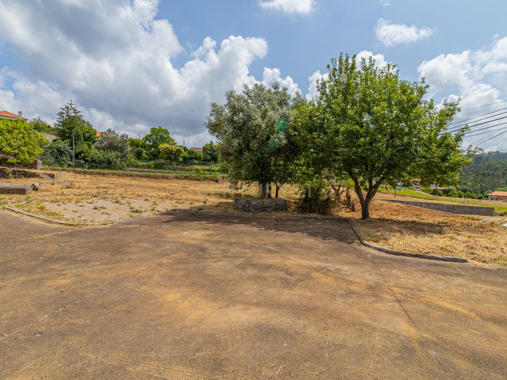 Casa para Recuperação em Braga com Terreno de 5000m² - Image 18