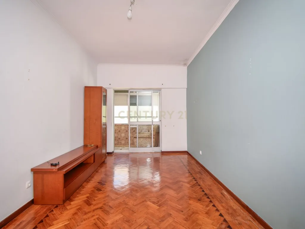 Apartamento T3 à Venda – Odivelas, Rua de Serpa Pinto | Junto ao Metro - Image 7