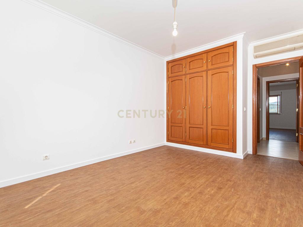 Espaçoso Apartamento T2 Póvoa da Galega com Terraço e Vista Desafogada - Image 12