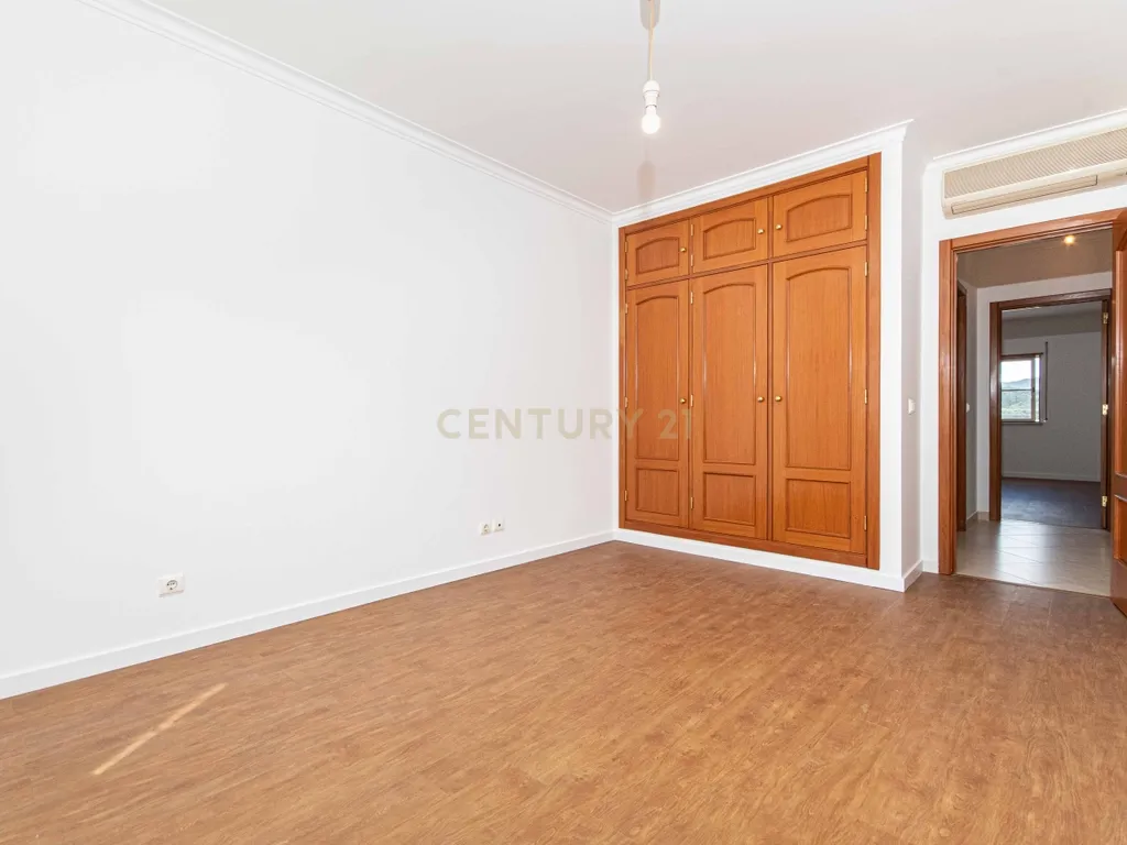 Espaçoso Apartamento T2 Póvoa da Galega com Terraço e Vista Desafogada - Image 12