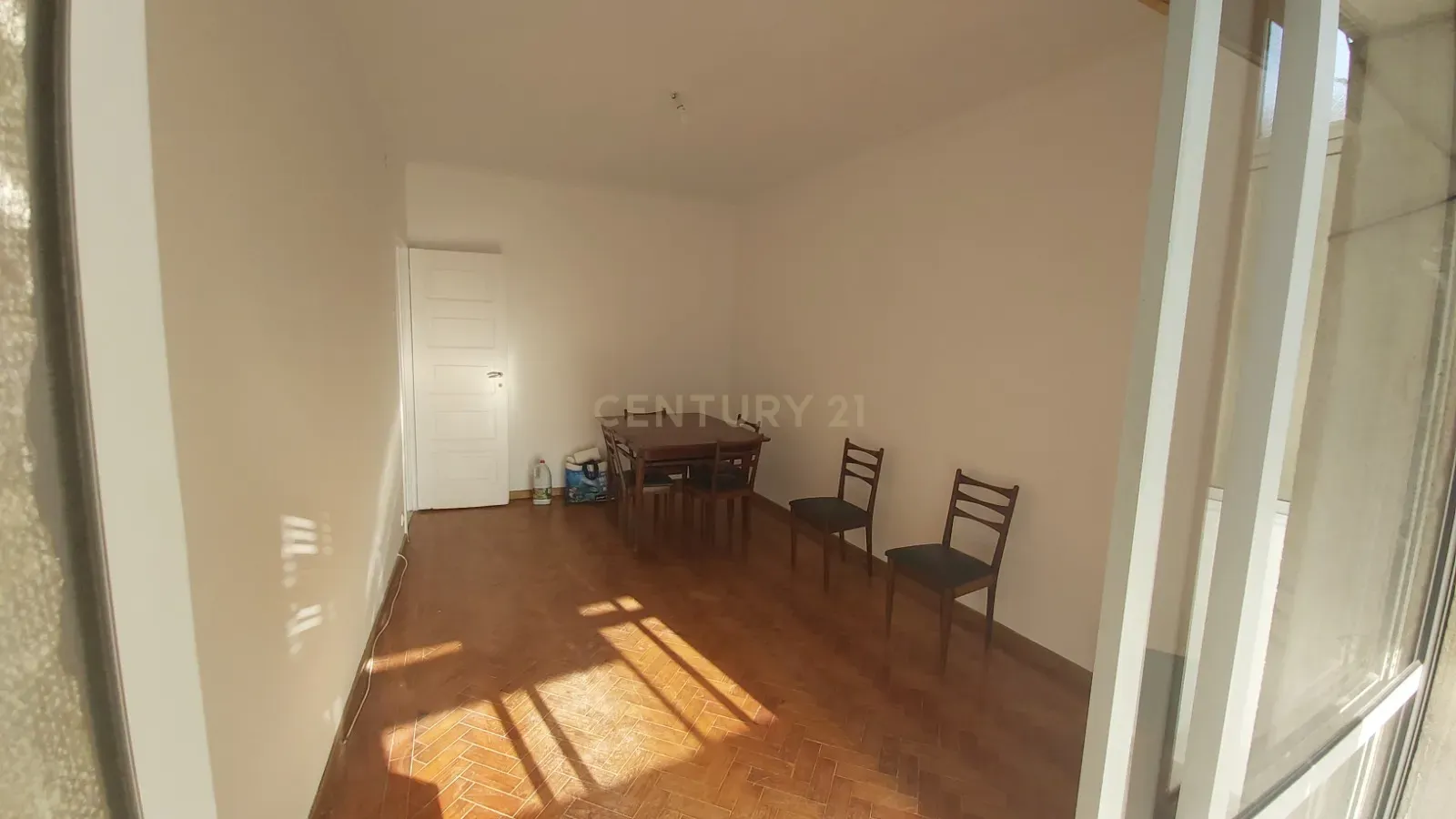 Fotografia 4 de Apartamento T2 em Almada na Av. Nuno Alvares Pereira.