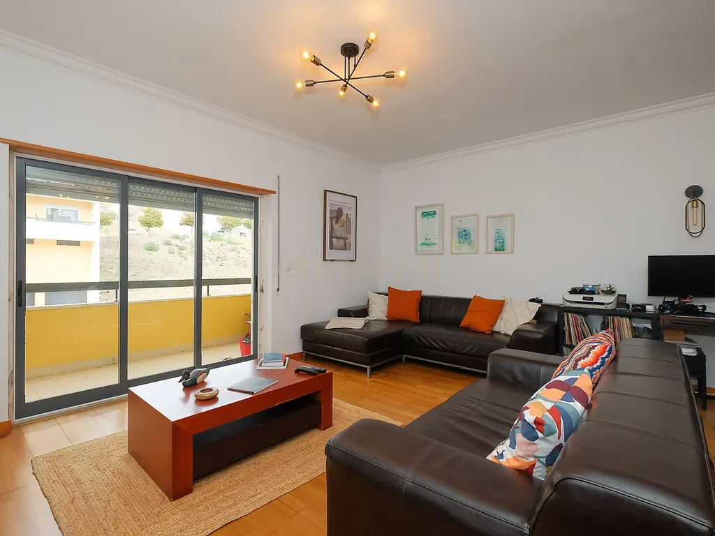 Apartamento T3 com Excelentes Áreas e Garagem na Urbanização Moinho do Guizo – Mina de Água, Amadora - Image 3
