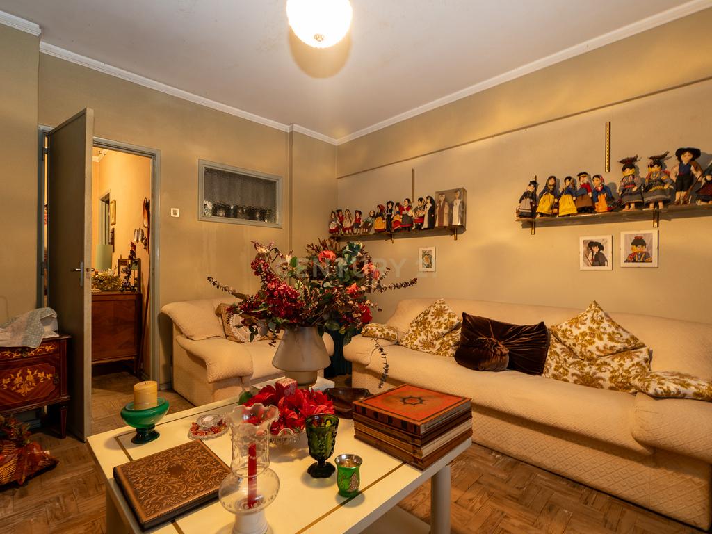 Apartamento de tipologia T3, com cerca de 115 m2, 2 WC, despensa, localizado numa das artérias principais da cidade de Odivelas, mais concretamente na Rua Professor Dr. Augusto Abreu Lopes. - Image 9