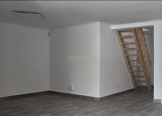 Fotografia 3 de Moradia terrea e germinada T2+1 totalmente remodelada no centro de Sacavém