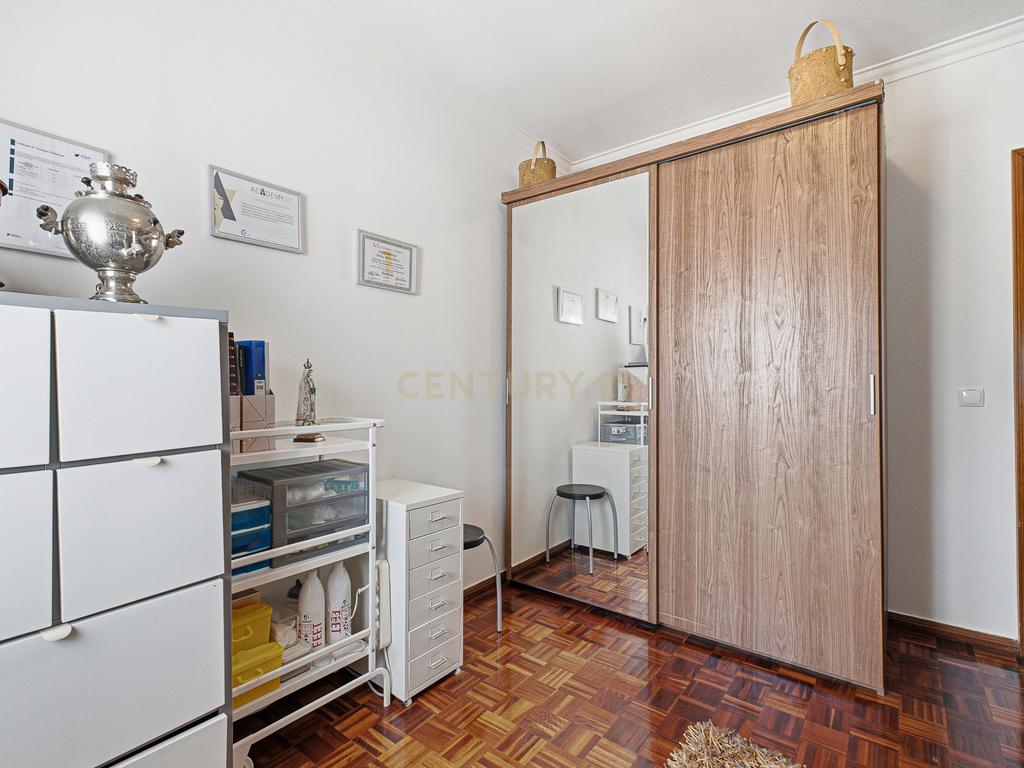 Apartamento T3 com Enorme Potencial de Remodelação na Moita - Image 11