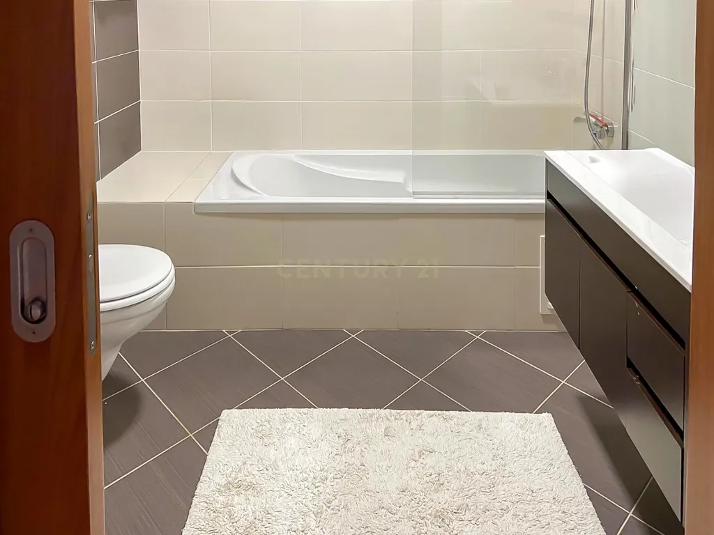 Apartamento T2 com Garagem em Localização Privilegiada - Image 7
