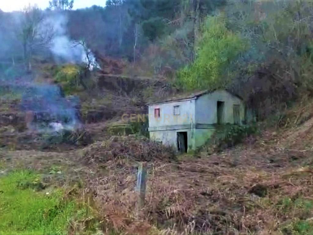 Quinta com moradia em Gondar, perto da Amarante, Porto à face da estrada com muito terreno e água - Image 41