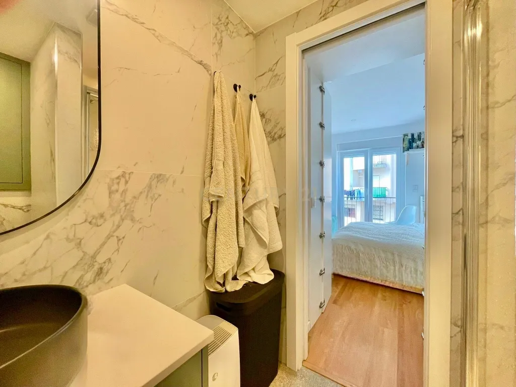 Apartamento T2 com Varanda em Localização Privilegiada - Image 13