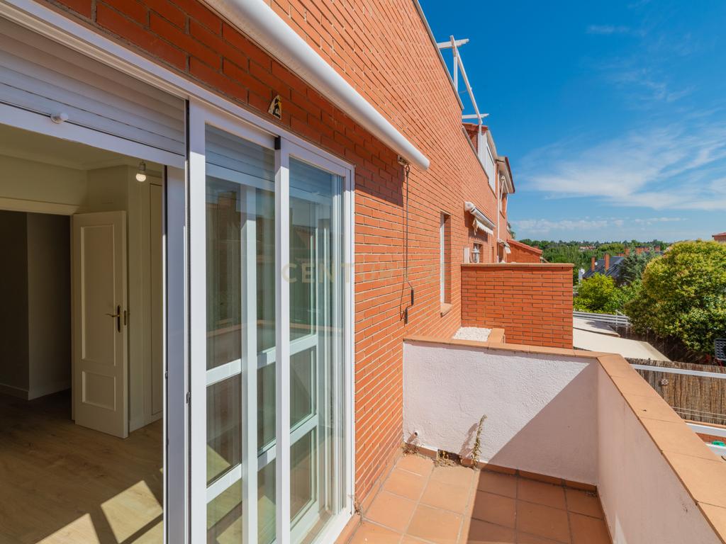 Chalet adosado con jardín en calle Unicornio, Aravaca - Image 12