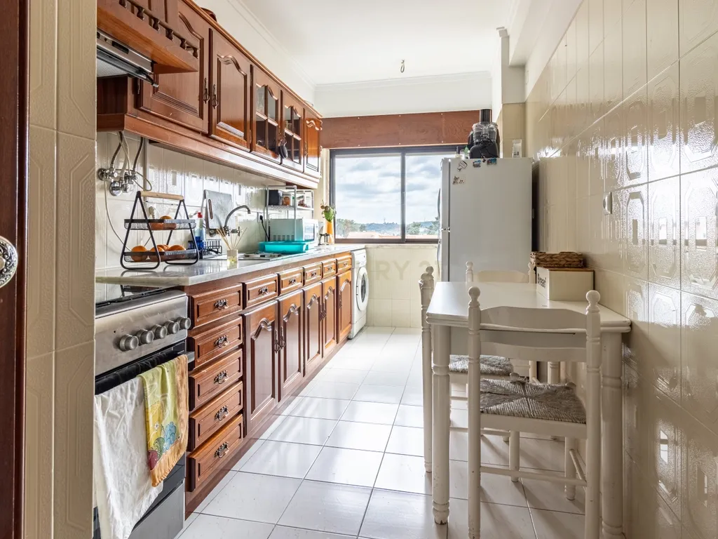 Apartamento T3 com Varanda na Quinta do Conde – 3º Andar - Image 6
