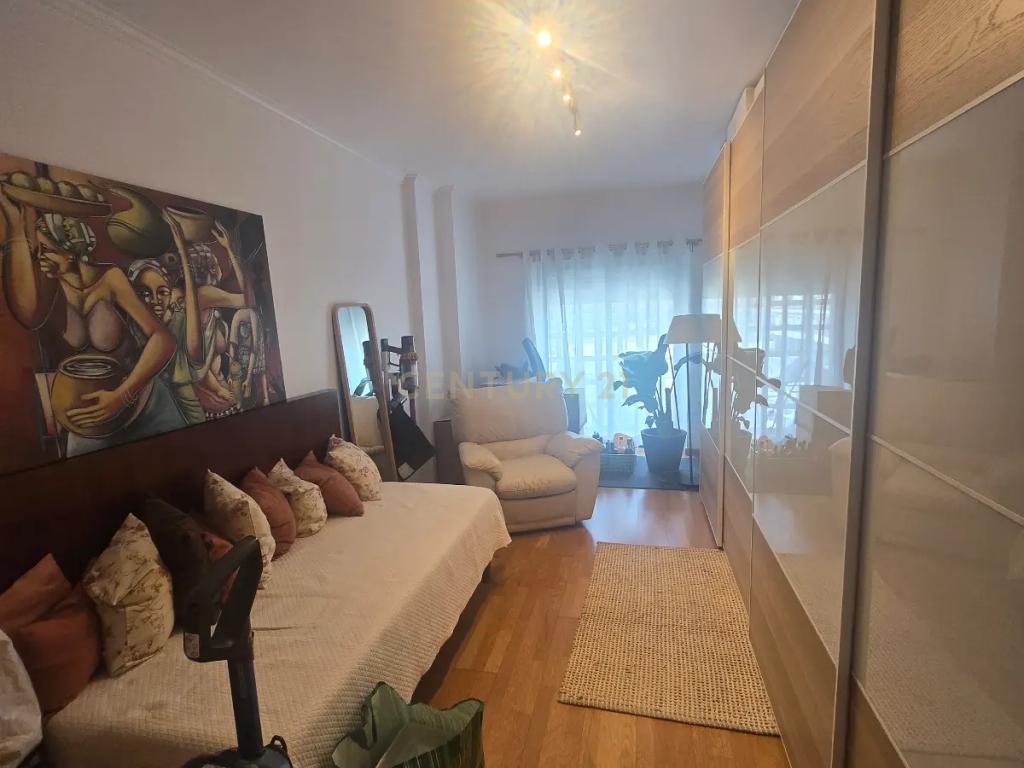 T5 em Almada - Um imóvel verdadeiramente exclusivo, onde o espaço e a dimensão fazem toda a diferença. - Image 5