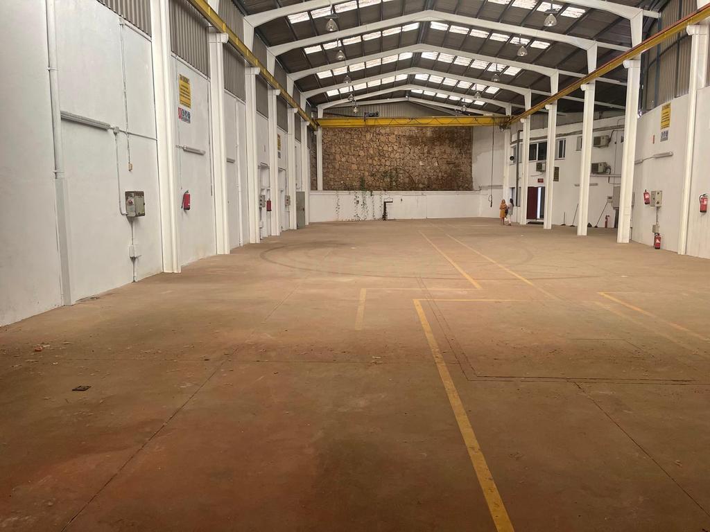 Edifício industrial para venda em Málaga - 878 m², escritórios, ponte rolante e vários acessos - Image 2