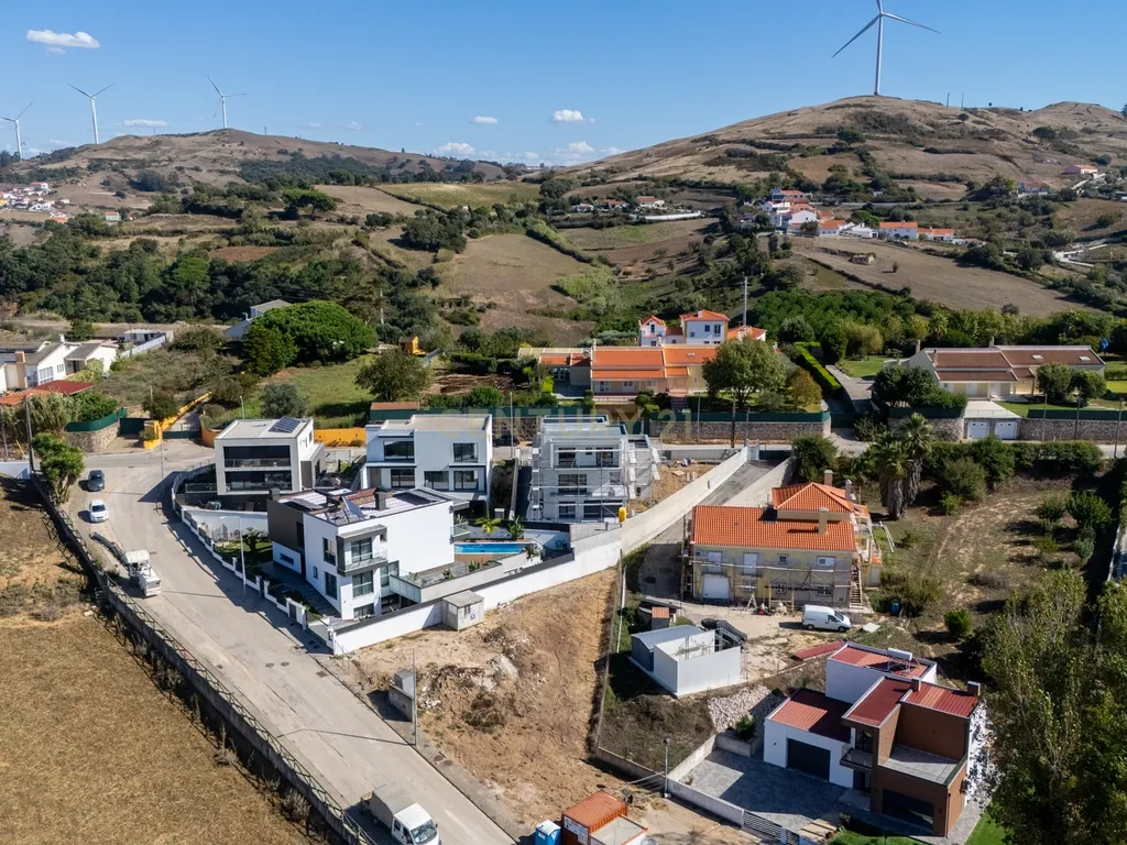 Moradia T3+1 Nova: O Equilíbrio Perfeito Entre o Campo e a Cidade - Mafra - Image 50