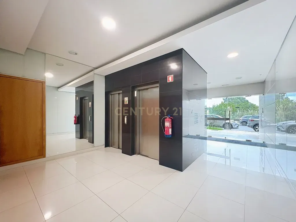 Fotografia 3 de T2 Duplex com 2 Suítes | Último Piso | Garagem Box para 2 Viaturas | Ponta Delgada