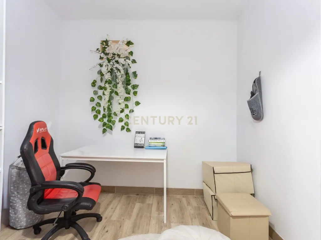 Apartamento T2(+1) Renovado com Logradouro de 100m² – Pronto a Habitar (Mobilado e Equipado) em Paio Pires - Oportunidade Única! - Image 10