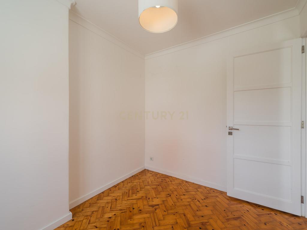 Moradia T3 + 1 Renovada com Jardim e Piscina em Penha de França, Lisboa - Image 45