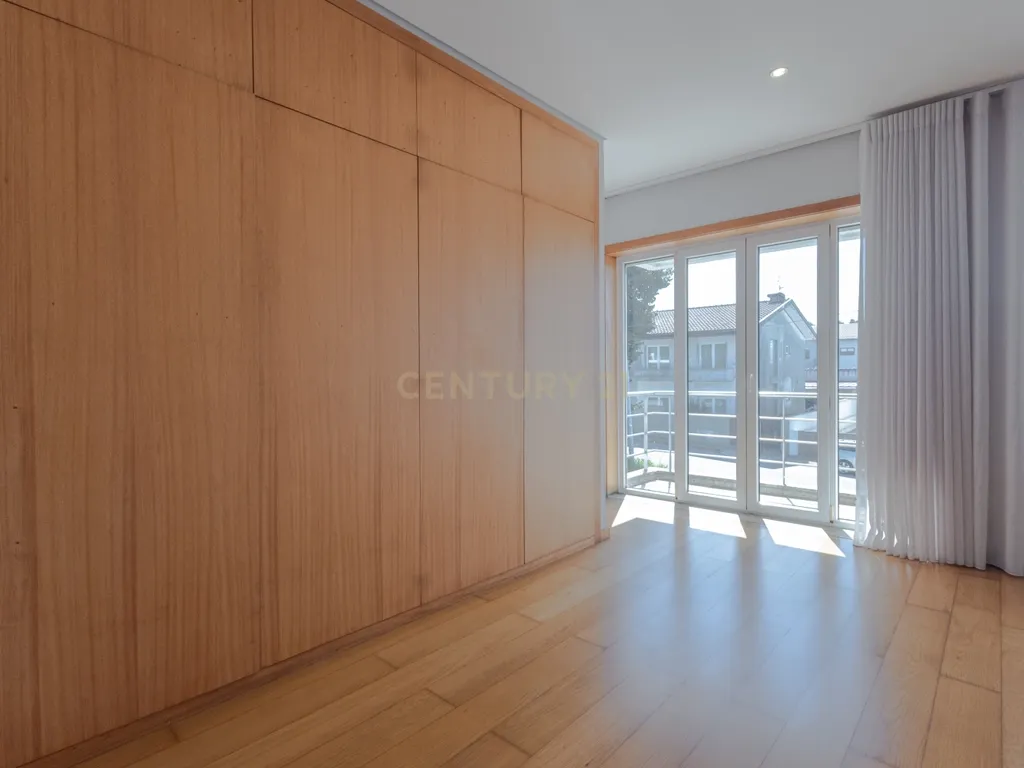 Moradia T3 de Excelência na Maia| 398 m² | 3 Suítes | Garagem para várias Viaturas - Image 20