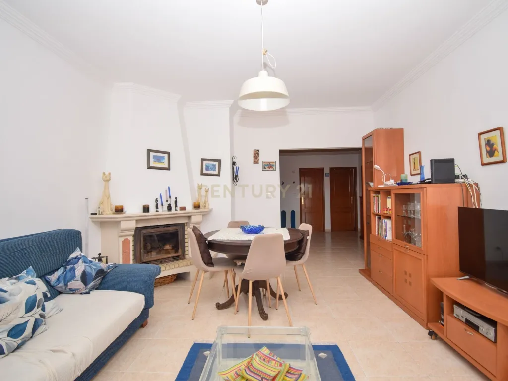 Apartamento T3, com 107 m² de área útil, estúdio musical com 40 m² e garagem fechada , varanda e arrecadação - Image 4