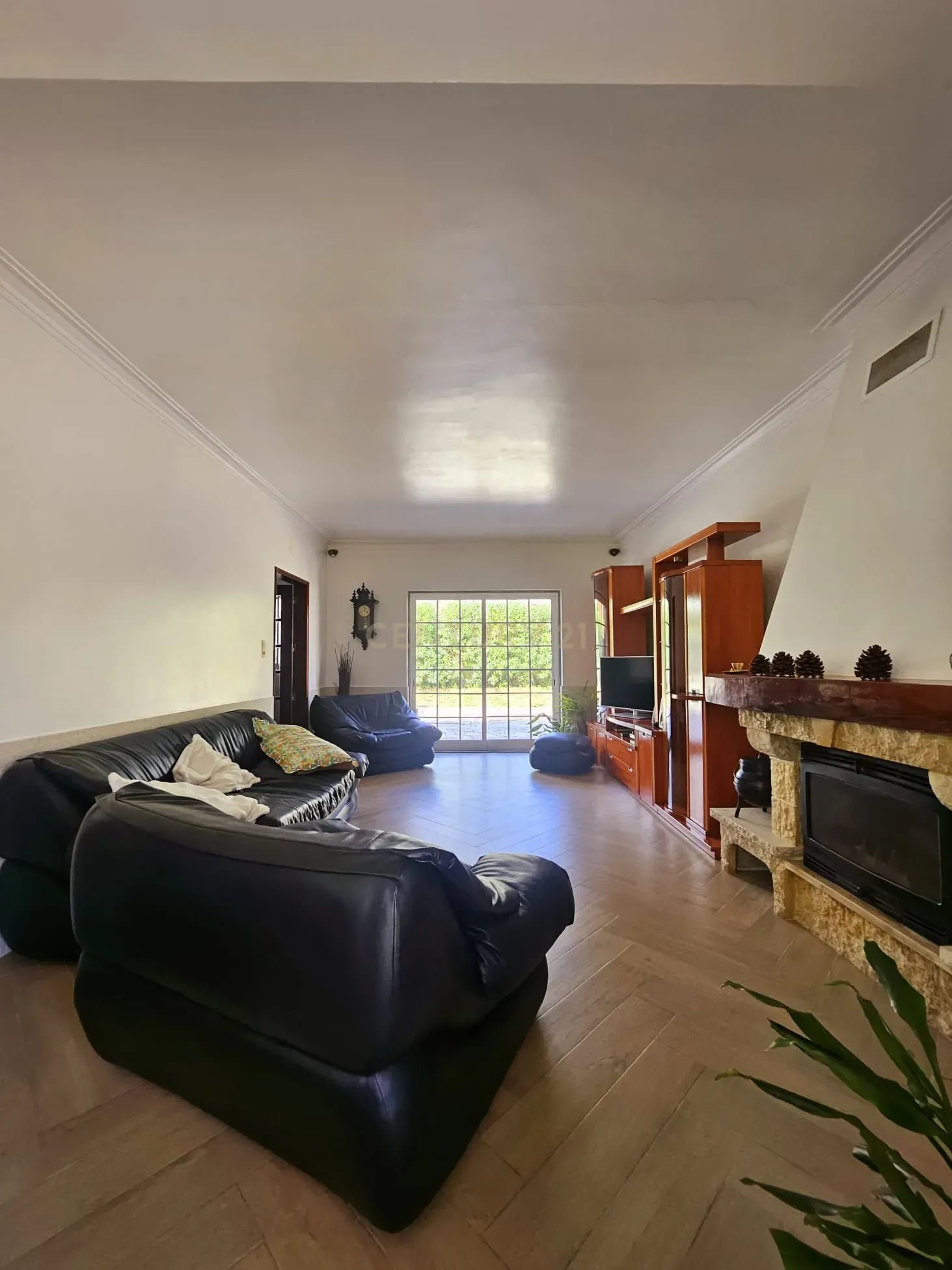 Moradia Unifamiliar T4 com Vista Desafogada e Grande Lote de Terreno na Quinta da Condessa - Image 11